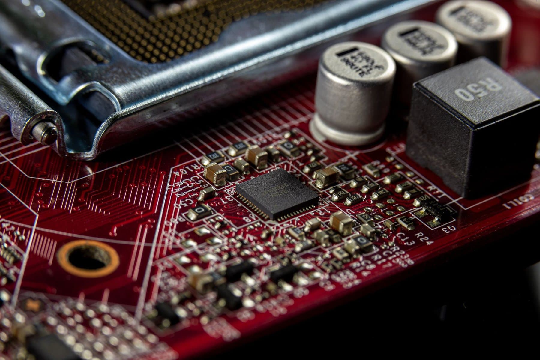 Cận cảnh socket CPU LGA rỗng với dãy chân tiếp xúc mạ vàng trên bo mạch chủ màu đỏ